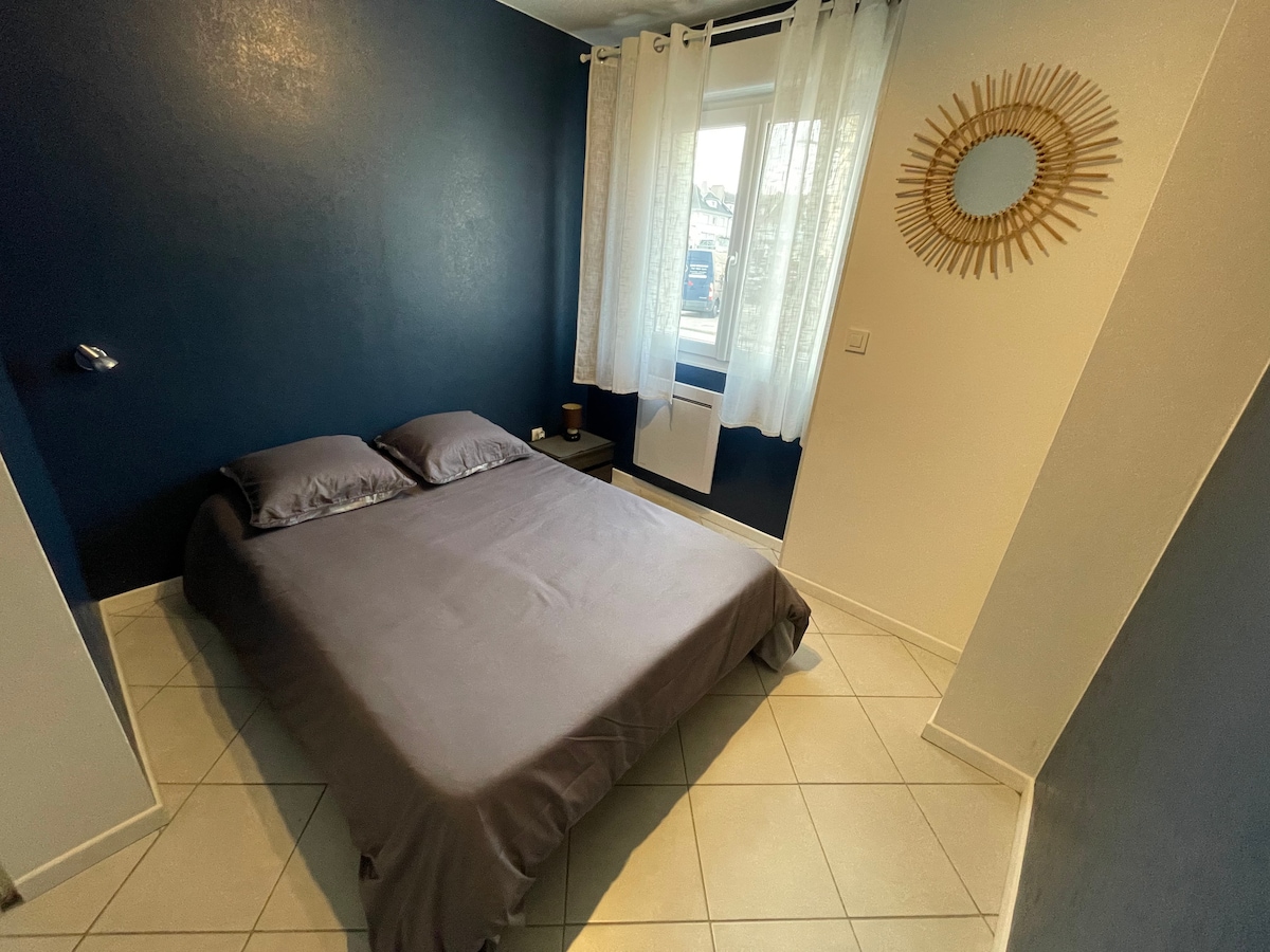 带双人床的卧室 