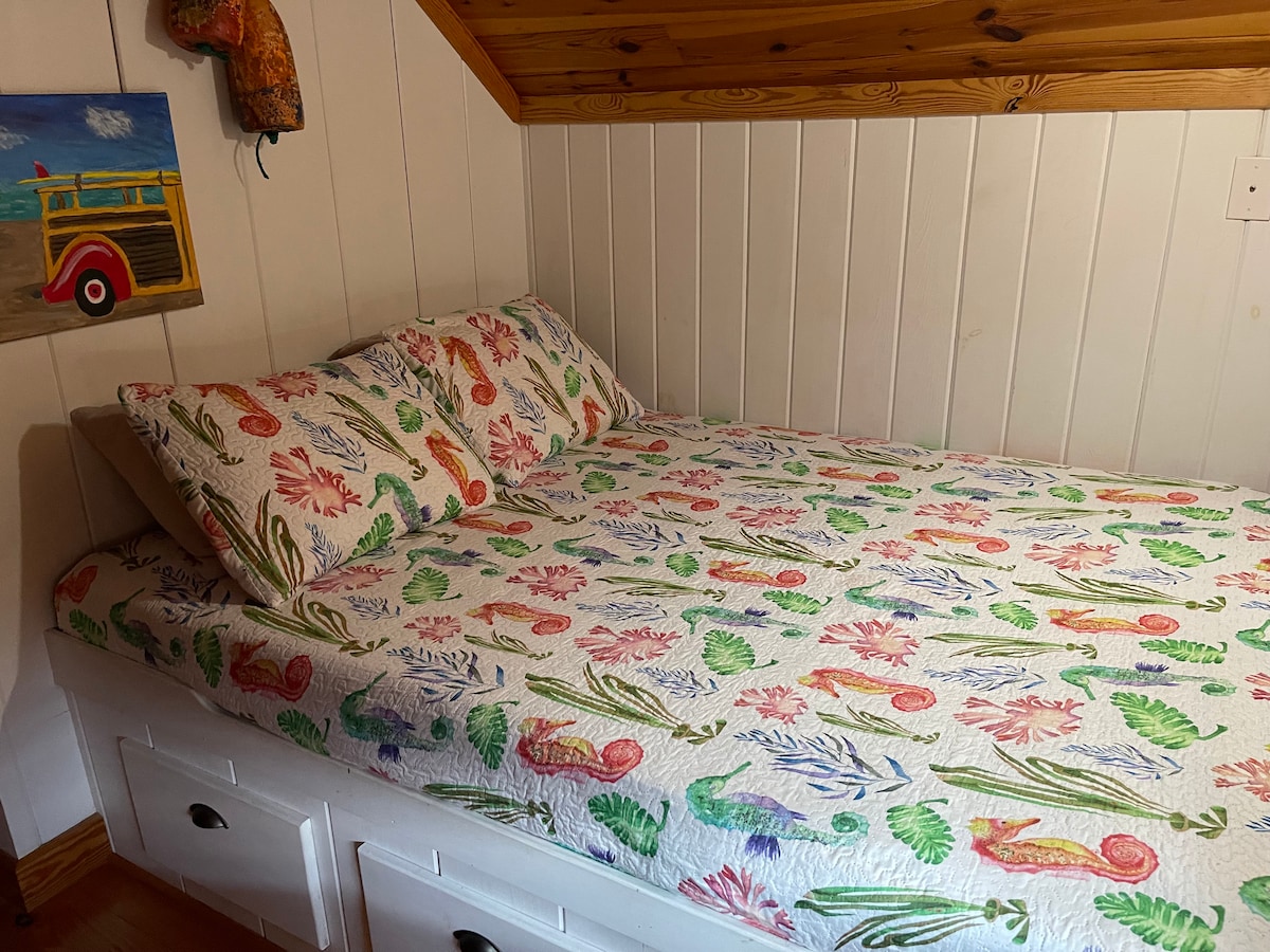 เปิดห้องใต้หลังคาชั้นบนเตียงควีนไซส์ 1 หลังและเตียงสองชั้น 4 หลัง