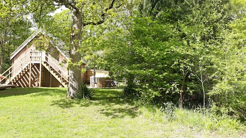 Woodland studio with hot tub in the New Forest
