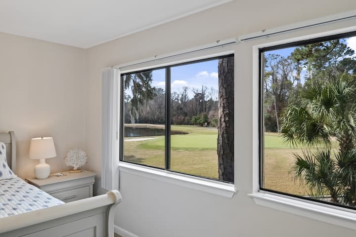 Glavna spavaća soba s pogledom na teren za golf