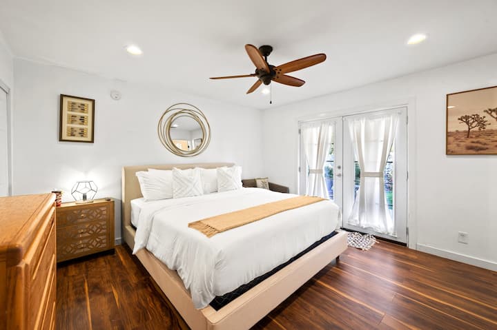 Spavaća soba br. 1 (primarna): bračni krevet (širine 180 - 200 cm) sa spojenom