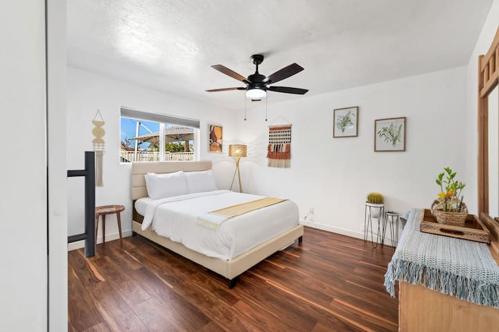 Spavaća soba br. 2 (sekundarni): bračni krevet (širine 150-179 cm) sa spojenom kupaonicom