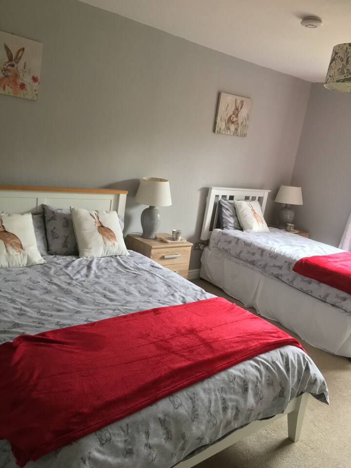 Dormitorio con liebres