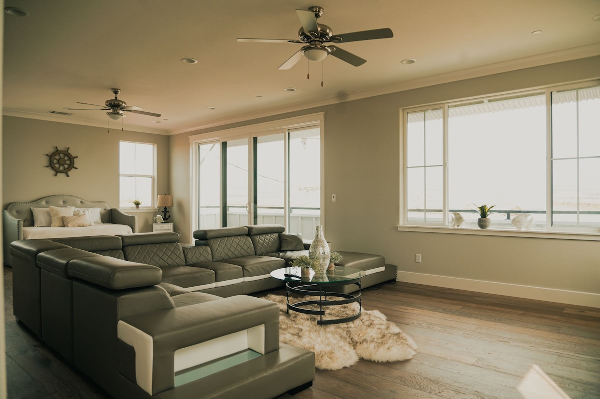 ห้องนั่งเล่นสไตล์โมเดิร์นวิวน่าทึ่ง!