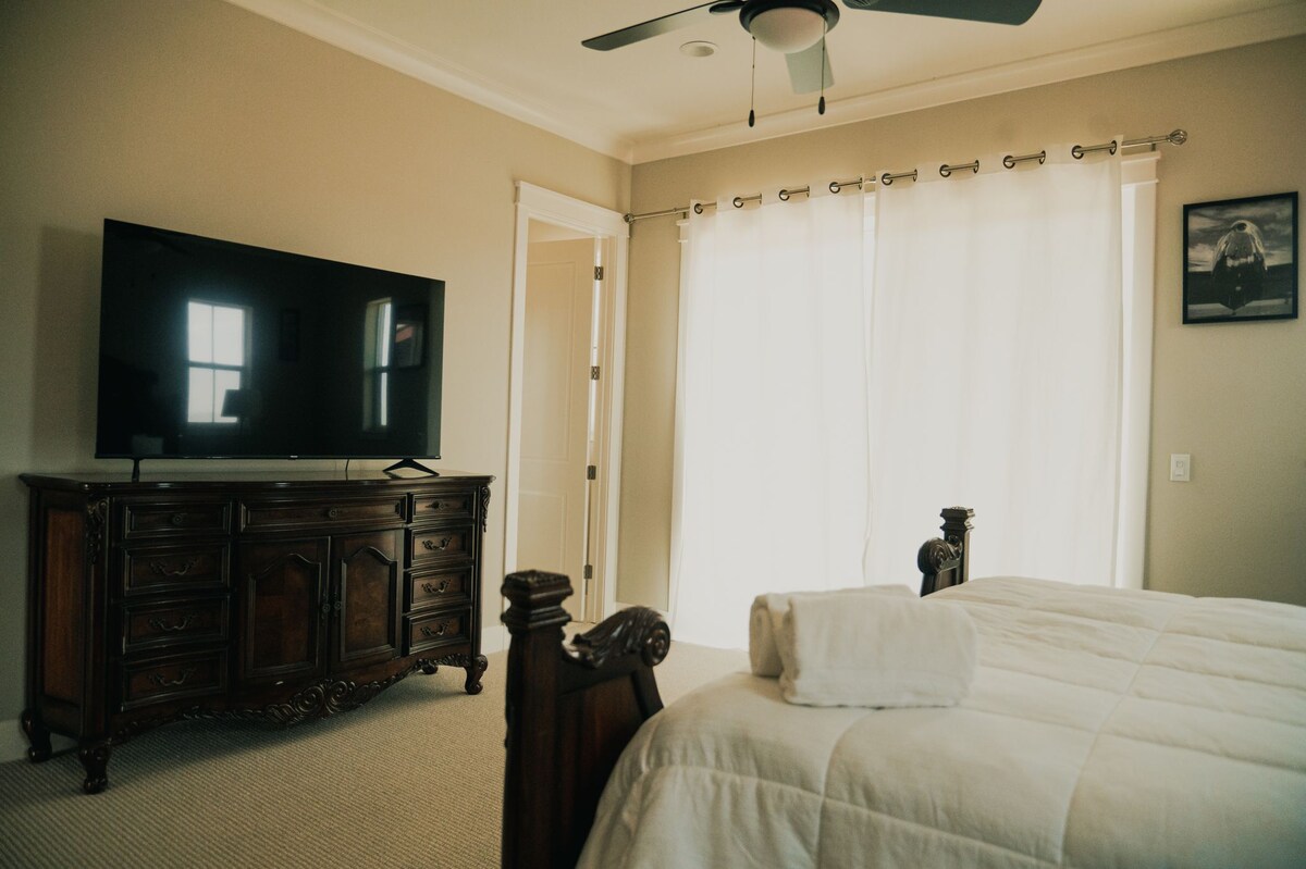 ทีวีขนาดใหญ่ในห้องนอนใหญ่ ผ่อนคลายบนเตียงอีกสักหน่อยและชมการแสดงที่คุณชื่นชอบ ห้องนอนใหญ่มีห้องน้ำส่วนตัวพร้อมฝักบัวอาบน้ำหรูหราขนาดใหญ่อ่างล้างหน้าคู่และตู้เสื้อผ้าโถสุขภัณฑ์ 