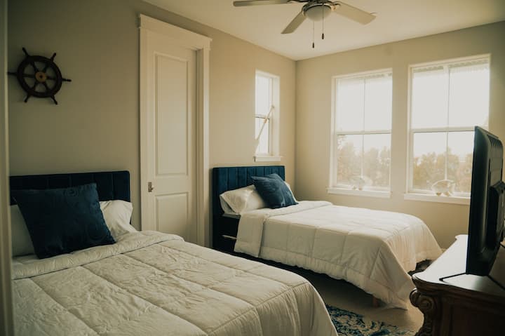 Спалня №3  има 2 двойни легла, телевизор, голям гардероб и скрин