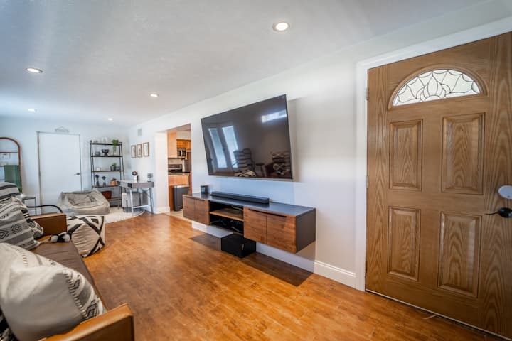 Beautiful Oasis Home, Walking Distance To Ray Jay - Tampa