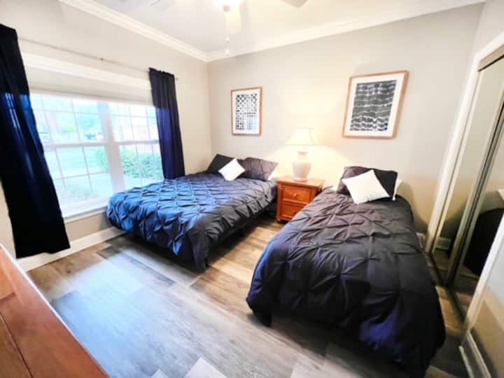 "Dormitorio doble"...con una cama tamaño queen y una cama individual.