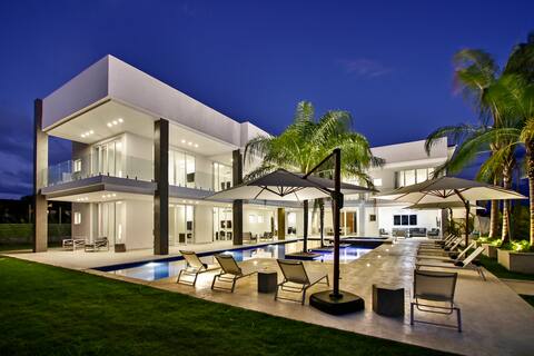 Lux villa, full staff, lappool, Jacuzzi, golf cart