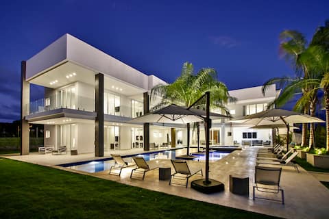 Lux villa, full staff, lappool, Jacuzzi, golf cart