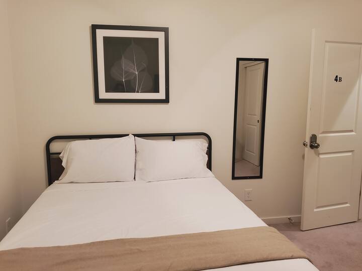 4B Private Comfortable Room Desk and Smart TV Houses for Rent in