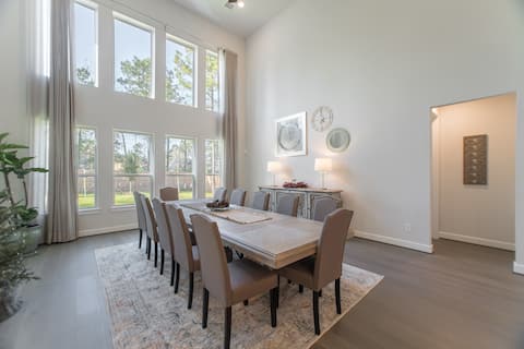 Spacious 4 bdr w/media house in Creekside Village!