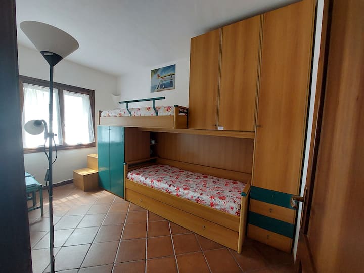 Functional three-bed room, by extracting the third bed you get a third single bed or a double bed equipped with spacious wardrobes, floor fan and overlooking the garden