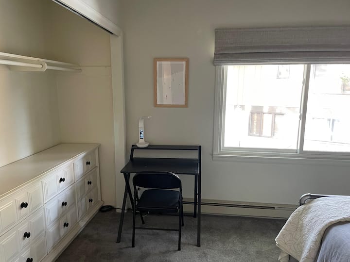 armario principal grande con un espacio privado para trabajar (escritorio y silla plegables y se pueden deslizar debajo de la cama)