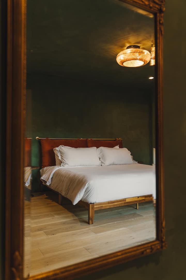 chumba cha kulala cha msingi kilicho na kitanda cha ukubwa wa kifalme na mashuka yenye ubora wa juu kwa ajili ya kulala vizuri usiku