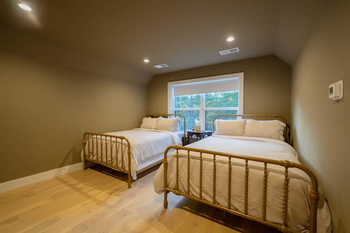 chumba cha kulala cha ghorofa kilicho na vitanda viwili vya ukubwa kamili na mwonekano wa miti mizuri