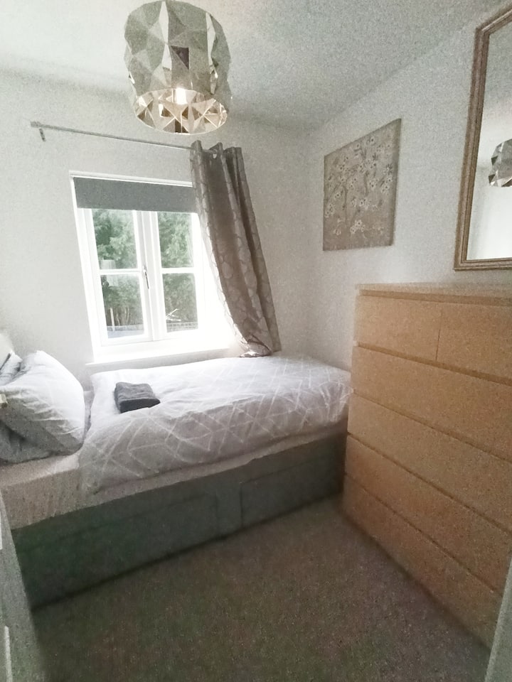 تحتوي غرفة النوم الثالثة على سرير مفرد كبير مع أدراج مدمجة أدناه ووحدة تخزين كبيرة