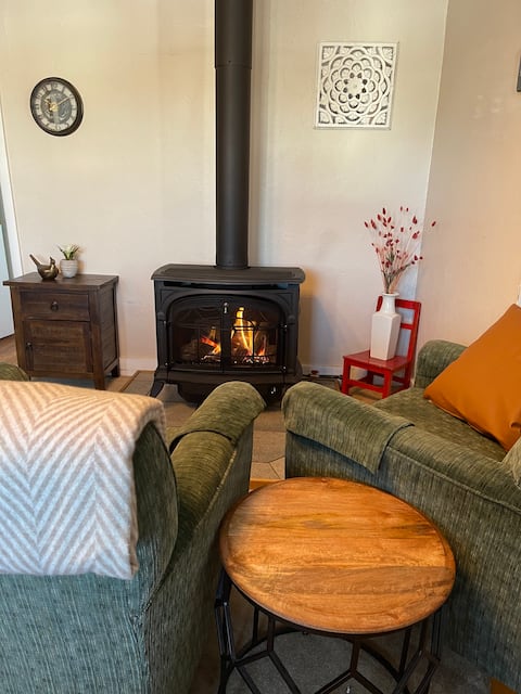 Cozy Berkshire cottage with indoor fireplace