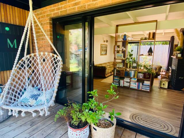 Location! Beachside Bay Bliss in Mount Martha! gallery image 3