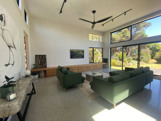 Location! Beachside Bay Bliss in Mount Martha! gallery image 2