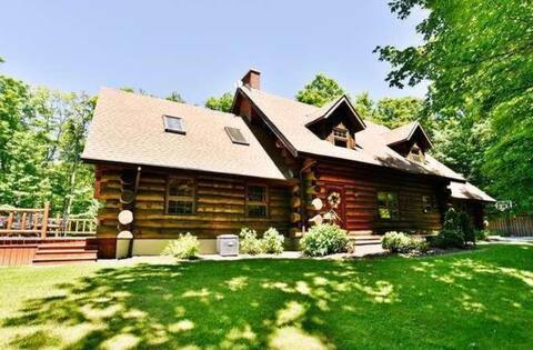Kawarthas storybook cottage, hot tub & heated pool