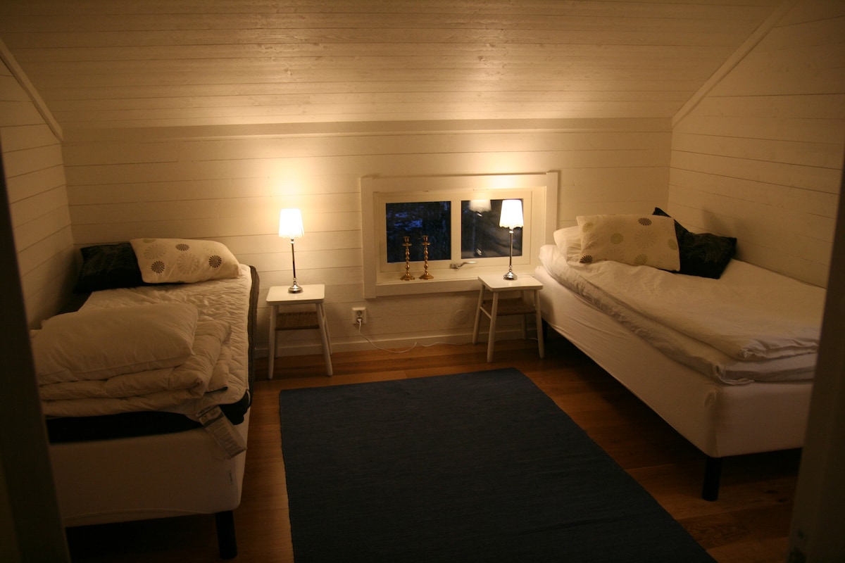 Chambre principale avec lits simples