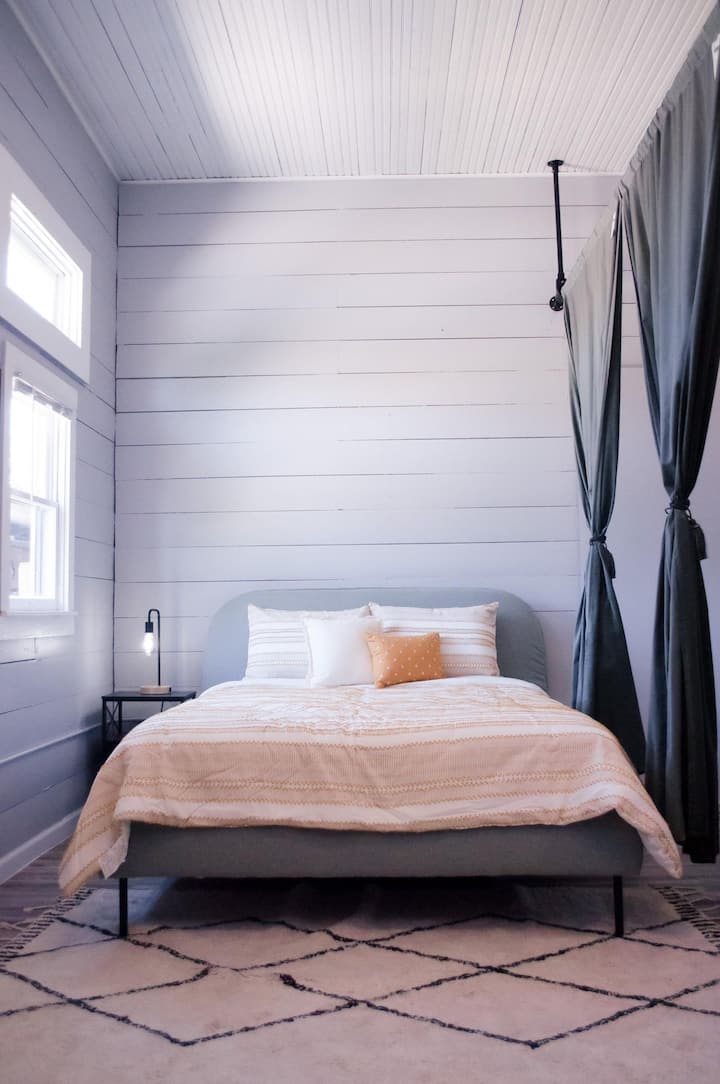 Táto pohodlná posteľ je pokrytá mäkkou a plyšovou posteľnou bielizňou. Pre väčšie pohodlie sú k dispozícii vankúše navyše! Na odkladacom stolíku sa nachádza aj lampa s nabíjacím portom. Pre viac súkromia môžete rozviazať závesy.