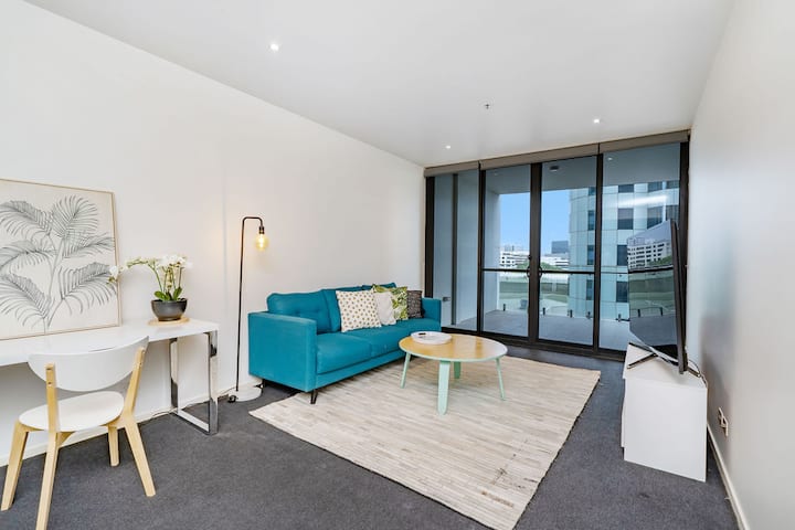 2 Bed Manhattan Apt + Single Car Space - Canberra