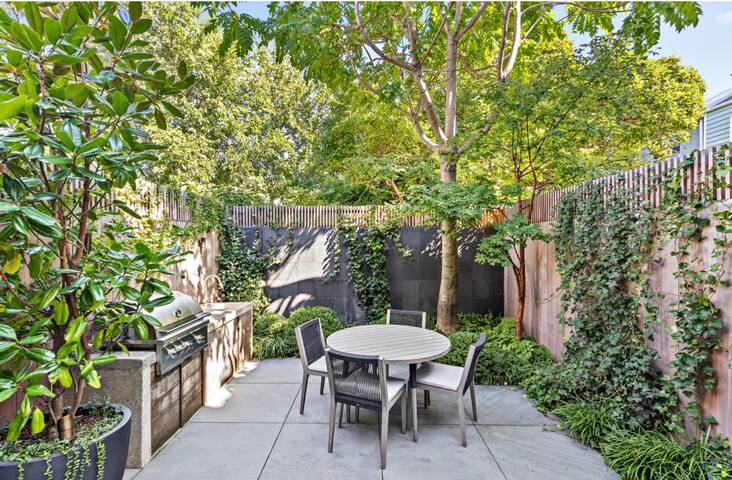 Modern 2 bedroom townhouse with garden gallery image 5