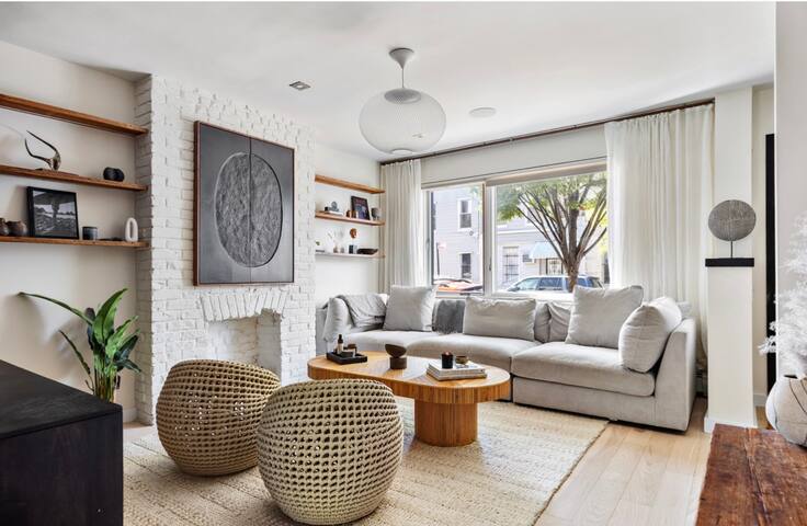 Modern 2 bedroom townhouse with garden gallery image 2