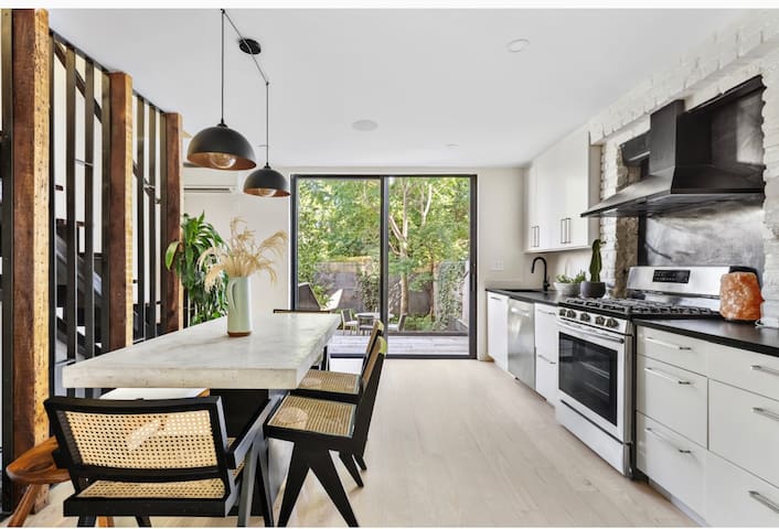 Modern 2 bedroom townhouse with garden