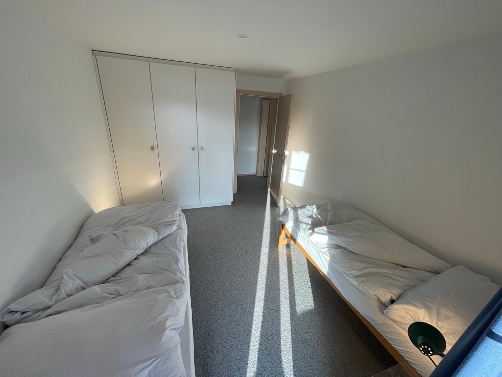 双人卧室，配有衣柜和露台