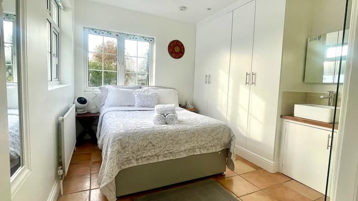 Chumba cha kulala cha kwanza cha kujitegemea na kitanda cha ukubwa wa mara mbili, sinki na bafu. 