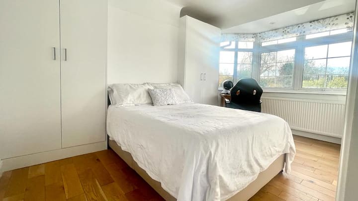 Chumba cha kulala cha pili cha kujitegemea na kitanda cha ukubwa wa mara mbili