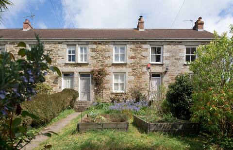No.3 Gweek. Modern, Riverside Cornish Cottage