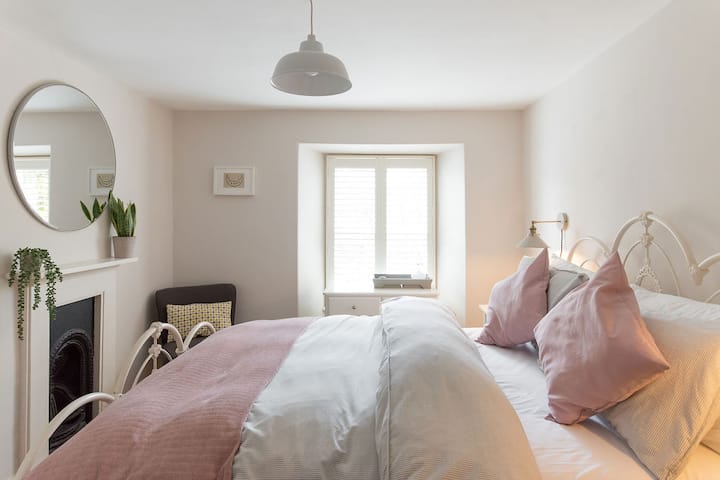 Cama tamaño king, armario, cómoda y vista a la parte delantera. 