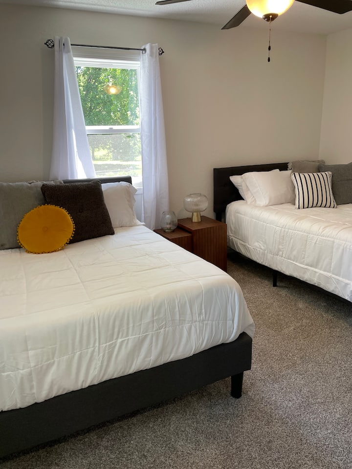 Dormitorio 3 con dos camas completas. TV montada de 40 pulgadas con reproductor de DVD y selección de DVD.