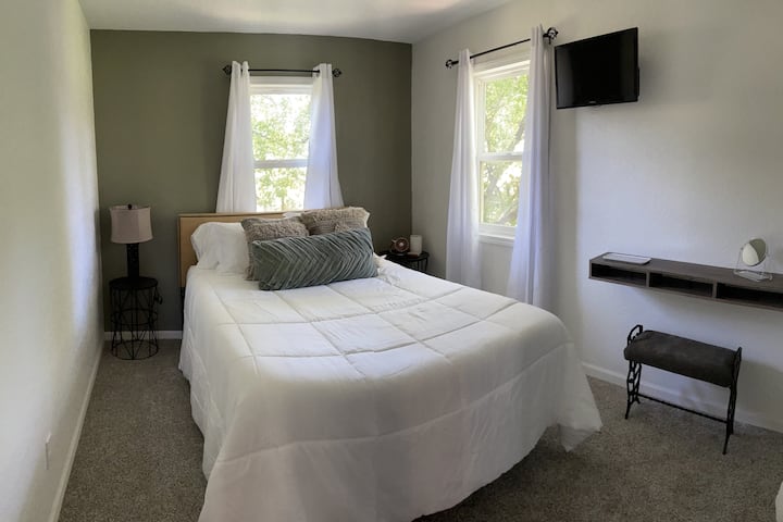 Dormitorio 2 con un colchón Queen y tocador. TV montada de 24 pulgadas con reproductor de DVD y selección de DVD.