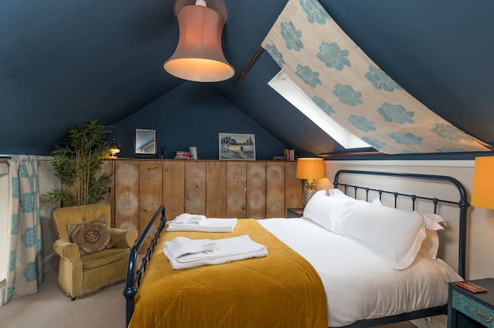 غرفة نوم ثلاثة مع سرير بحجم كينغ وحمام مشترك مع غرفة نوم أربعة وخمسة