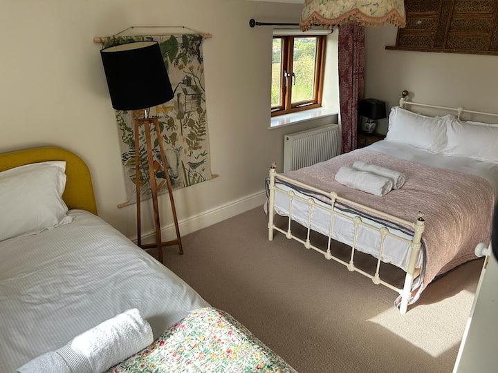 غرفة النوم الخامسة بسرير مفرد