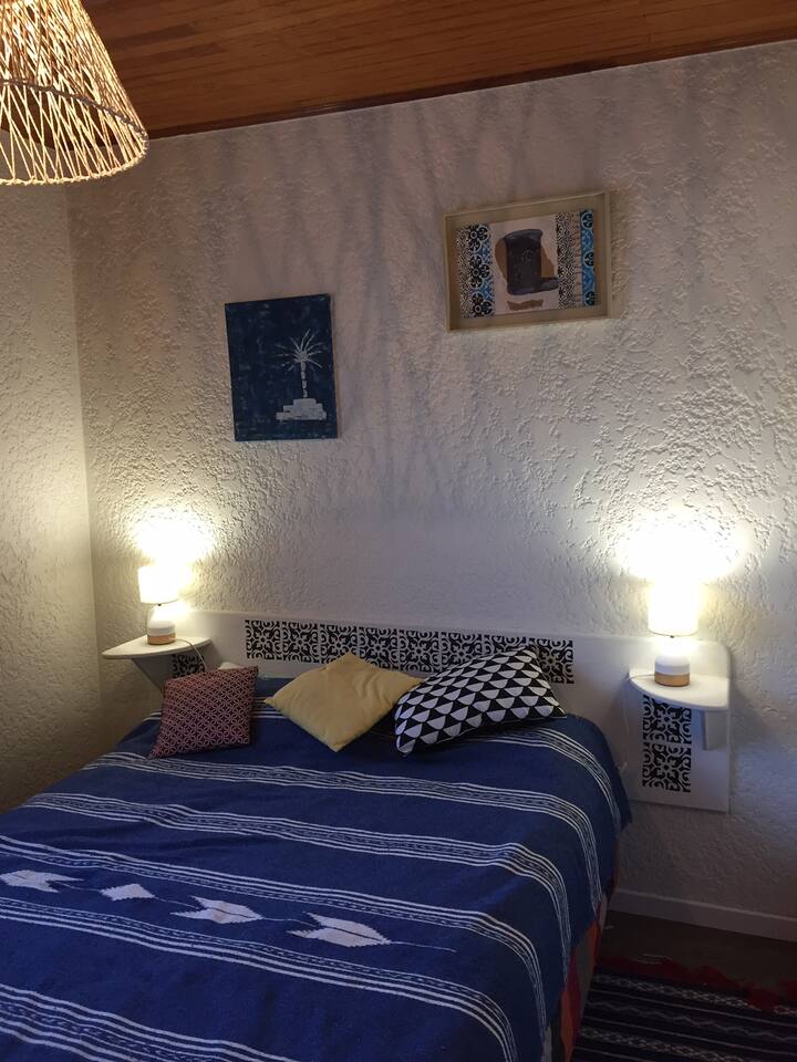 Chumba kikuu cha kulala. Kitanda sentimita 140x190