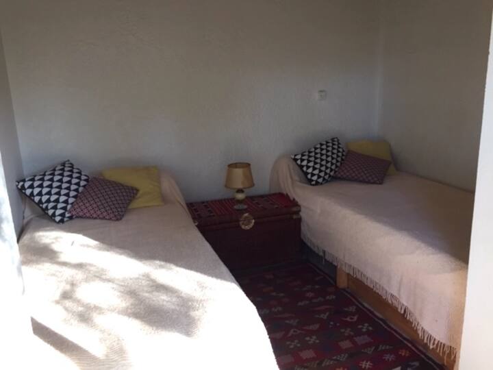 Chumba kilicho na vitanda vidogo 2 (sentimita 90x190), kinachoitwa alcove, kilichofungwa na pazia. Mandhari kamili ya bustani ya mbao!