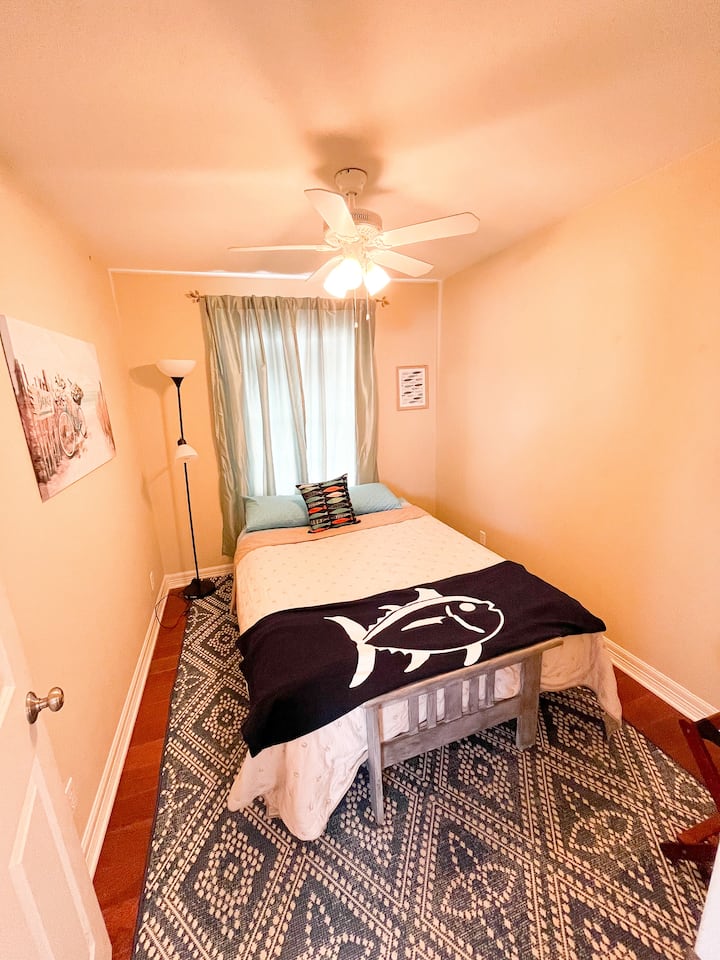 เตียงควีนไซส์ (โครงฟูก) พร้อมชั้นวางกระเป๋าเดินทางที่สะดวกสบาย