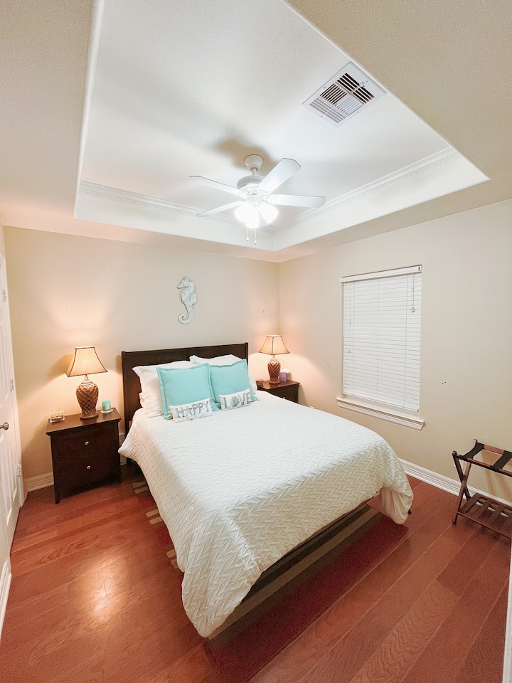 เตียงควีนไซส์พร้อมตู้เสื้อผ้า 2 ตู้และชั้นวางกระเป๋าเดินทางที่มีประโยชน์สำหรับกระเป๋าเดินทางหรือกระเป๋าของคุณ