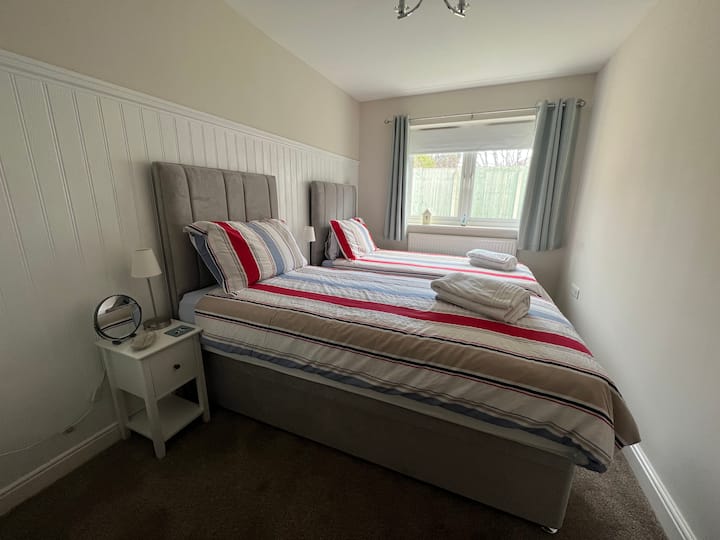 ห้องนอนเตียงแฝดพร้อมเตียงสำรอง นอนได้สูงสุด 3 คน