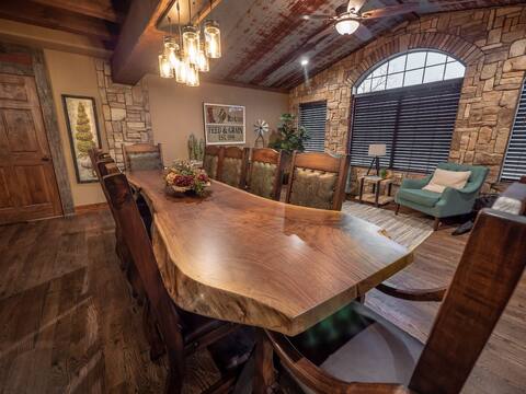 Stunning Country Home, Sleeps 30! Unique and Comfy