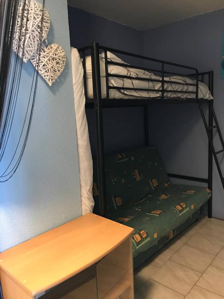 אזור שינה. ספה נפתחת (2 מושבים) ומיטת קומותיים (מושב אחד).