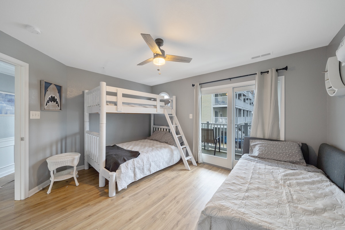 غرفة النوم 4 (سرير هرم بطابقين بالإضافة إلى سرير نهاري)