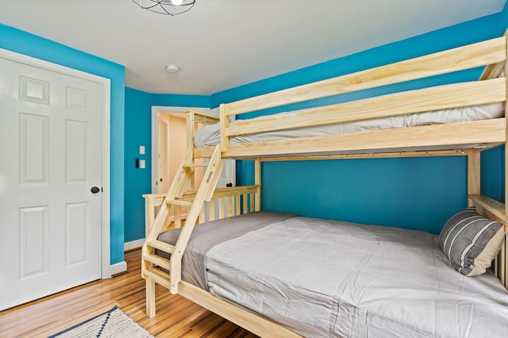 เตียงแฝดเหนือเตียงสองชั้น (ห้องนอน 4)