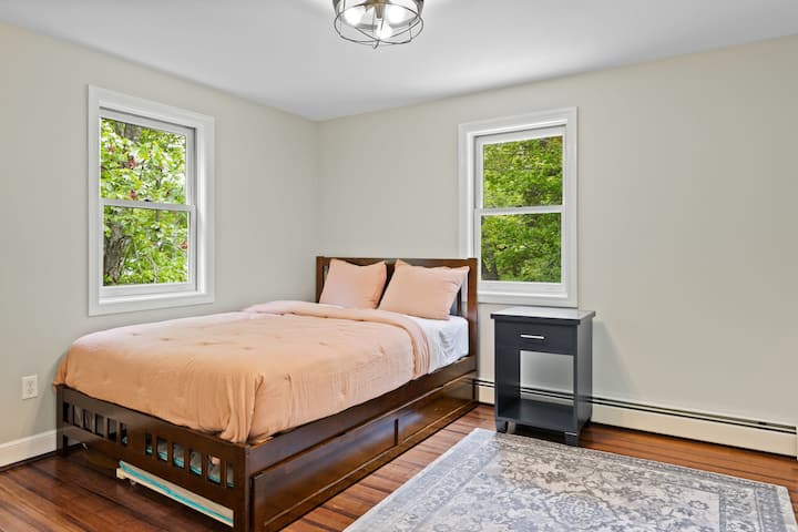 เตียงควีนไซส์พร้อมเตียงคู่ Trundle 